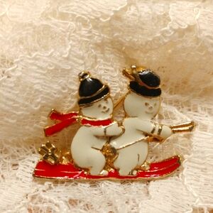 ⚜️ Vintage Skiing Snowmen Brooch